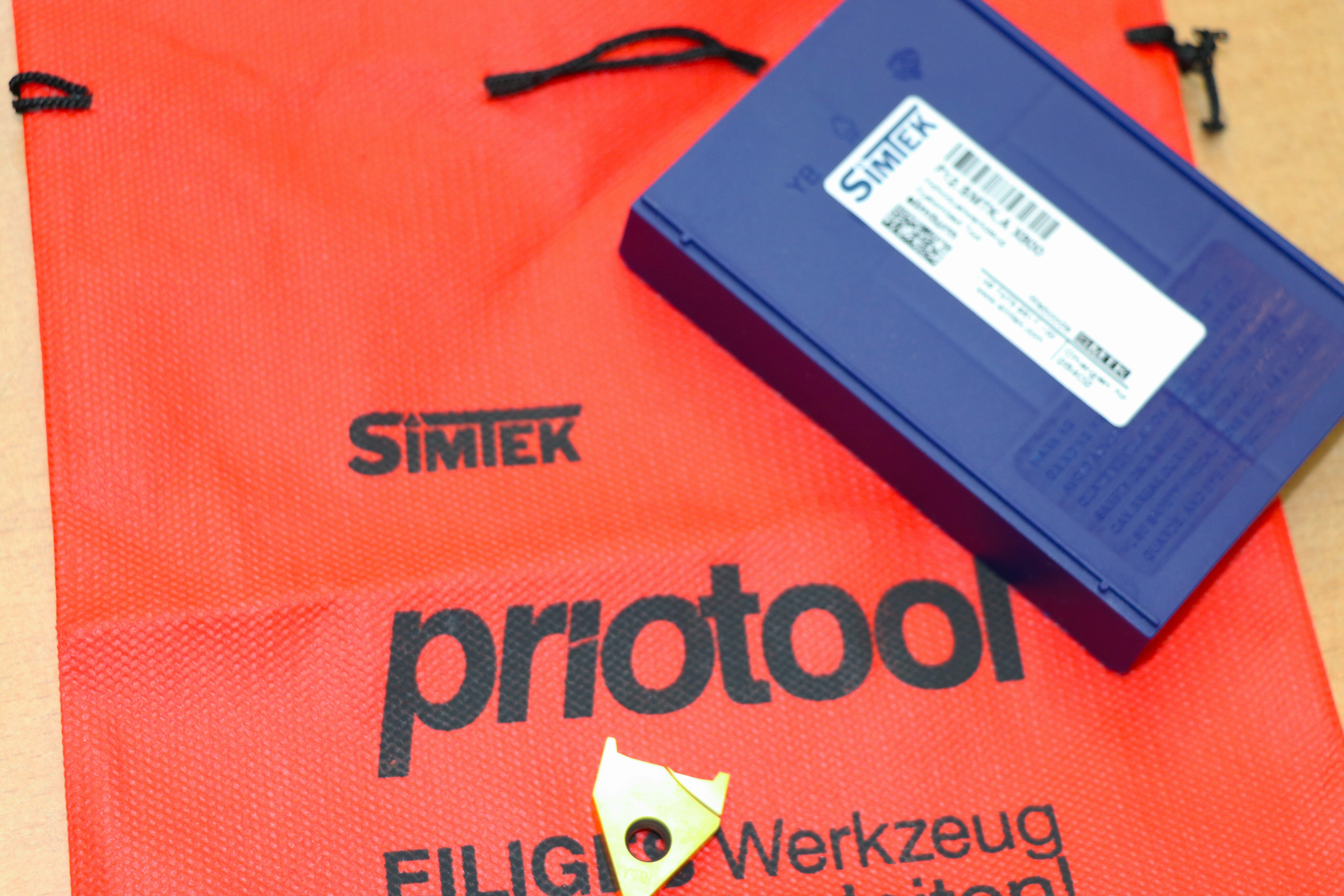 SIMTEK Individualwerkzeug mit rotem priotool-Beutel